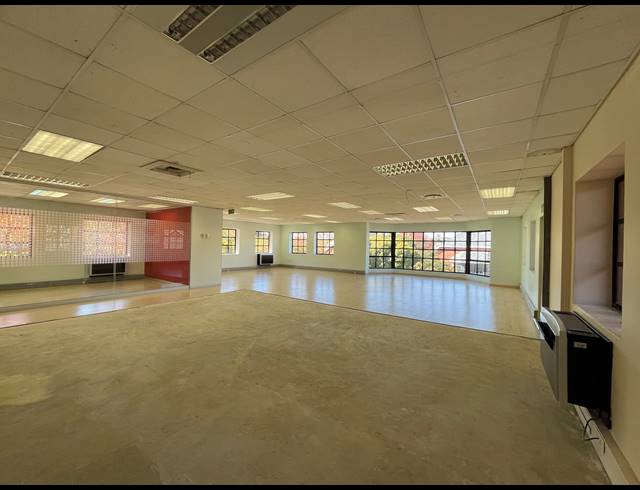 224.60M² OFFICE TO LET IN LYME PARK